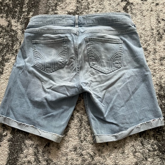 Hollister - Women’s Boyshort Low Rise Light Wash Shorts - 1 - Picture 3 of 4